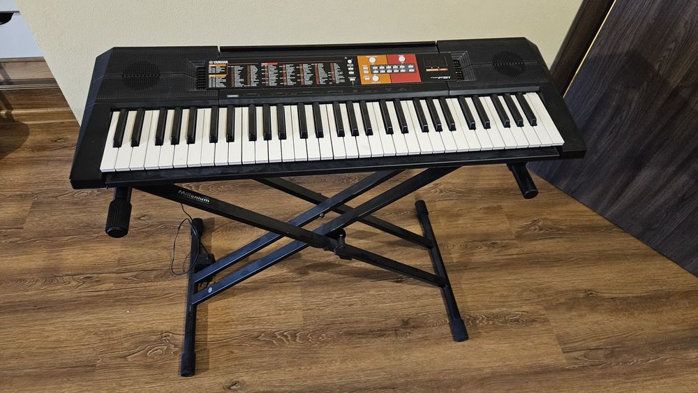 Pianina Yamaha PSR F51 cu suport.