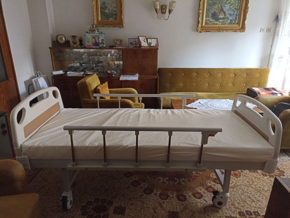Болнично легло с механизъм