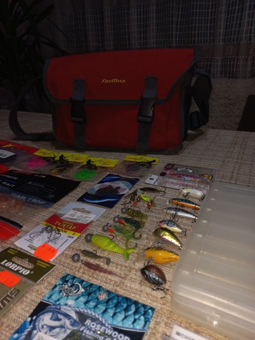 Чанта с примамки за пъстърва, кефал и костур