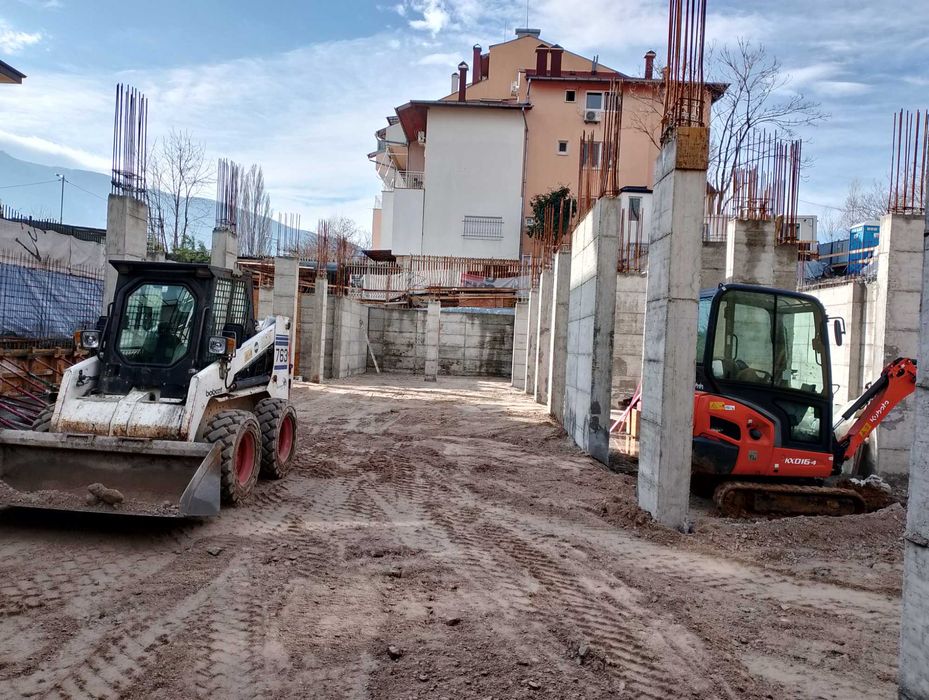 Услуги: Мини багер ,Бобкат,Самосвал.