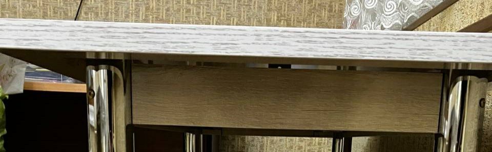 Стол ламинат...выкручиваеться ножки