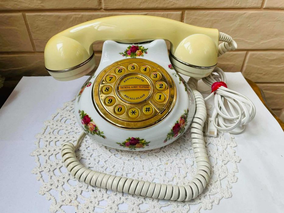 ROYAL ALBERT красив телефон от костен порцелан от Англия