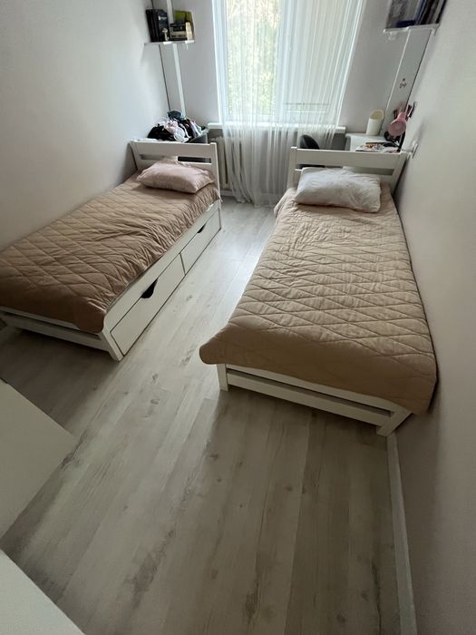 Две кровати с шкафчиками
