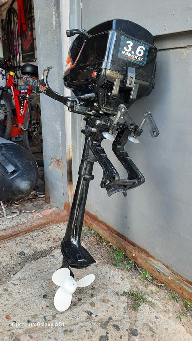 Почти новый лодочный мотор, покупал месяц назад.