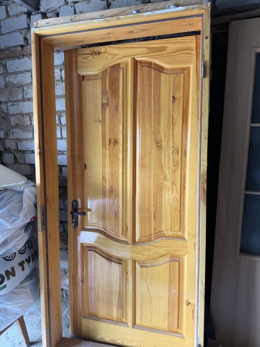Продам дверь из дерева