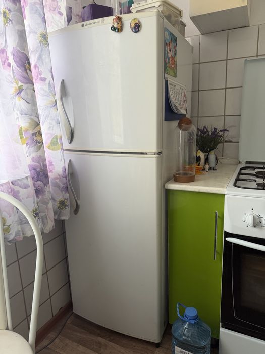 Продам газ плиту и холодильник
