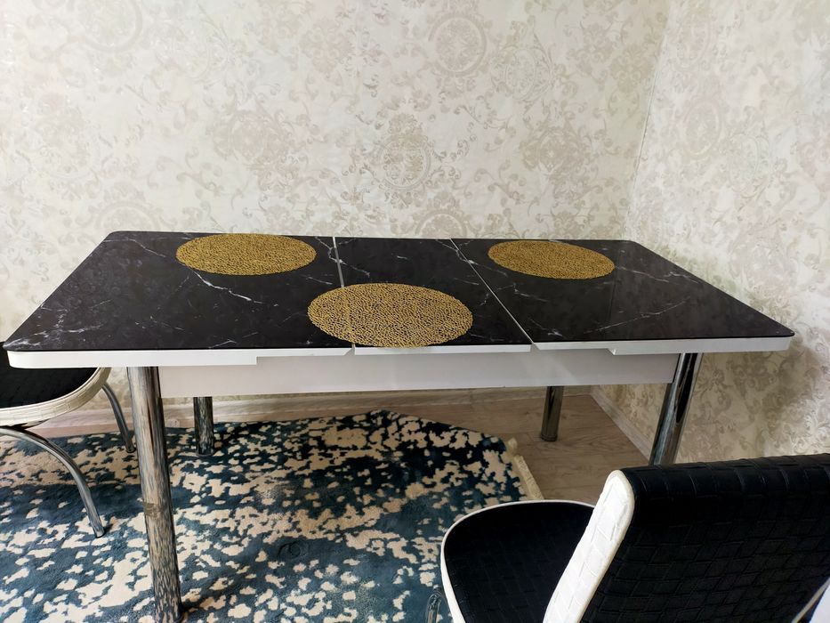 Стол с шести стулями