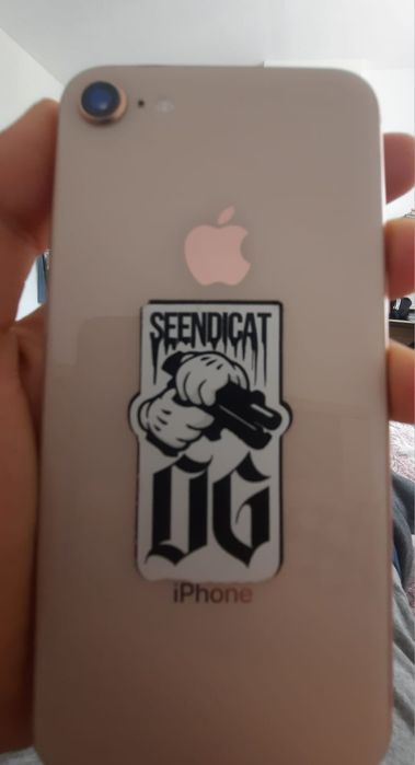 Продам айфон 8