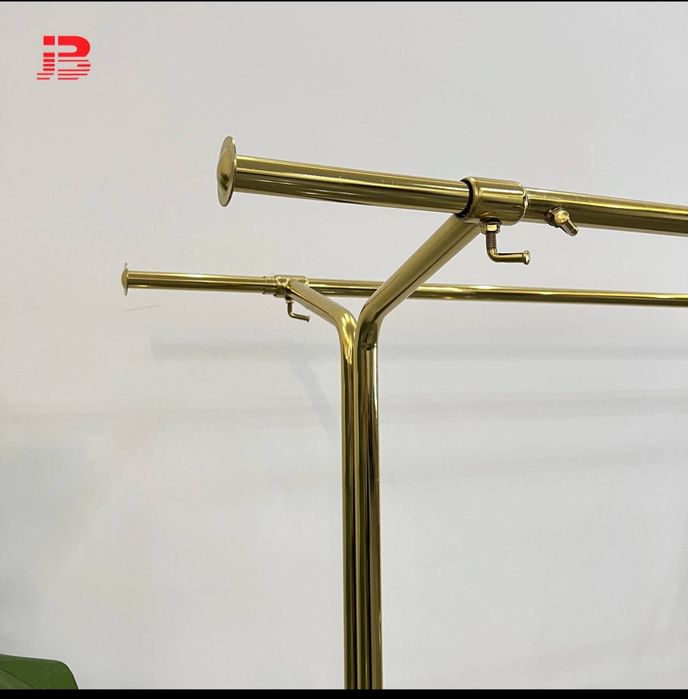 Вешалка для одежды с роликами.