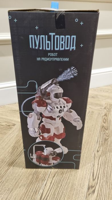 Робот на пульту новый