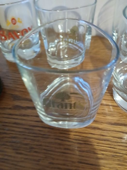 Продавам различни стъклени чаши,нови, рекламни,повечето с надписи