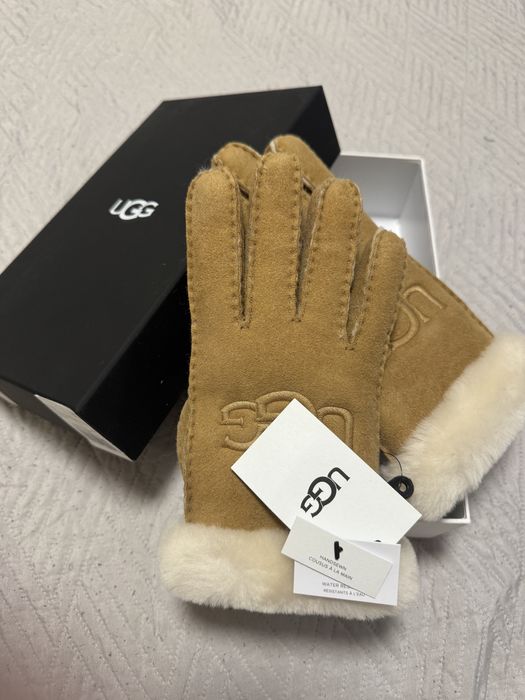 UGG Sheepskin Embroidered Glove