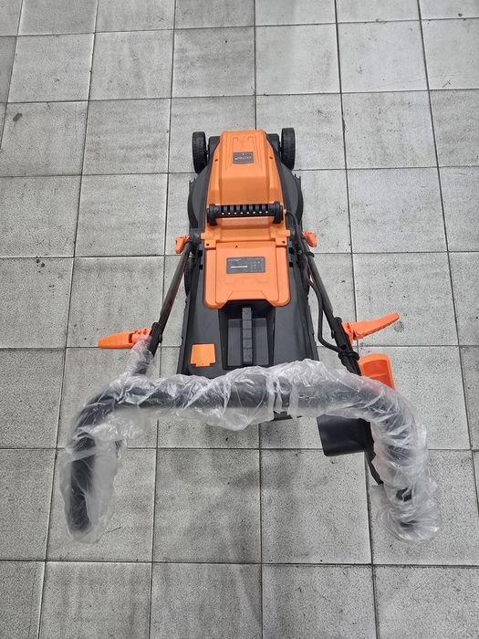 Gazon o'radigan kalyaskali moslama  " DNIPRO Ukraine ".
Yangi. Газонак