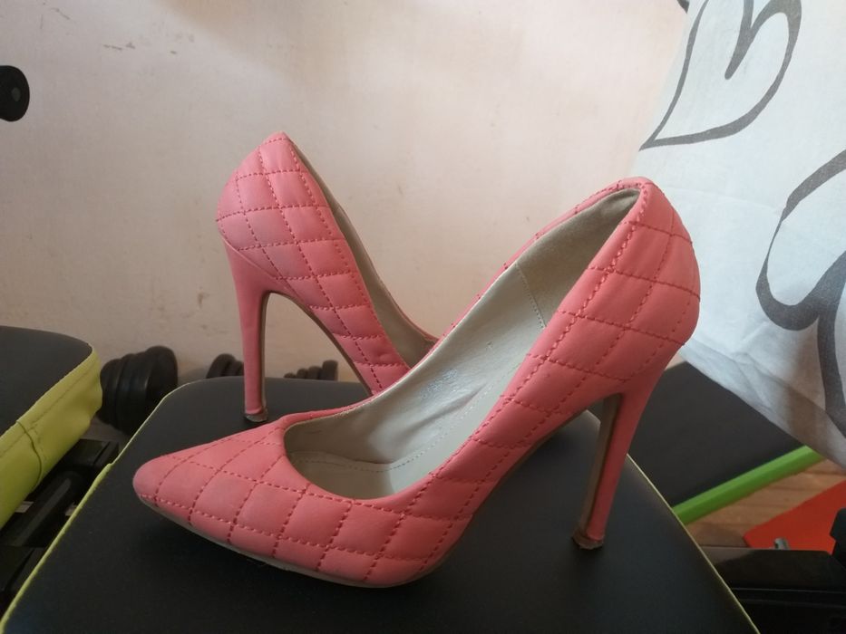 Обувки номер 36, цвят корал