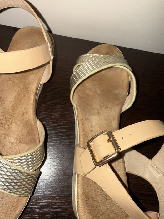 Летни сандали в бежаво