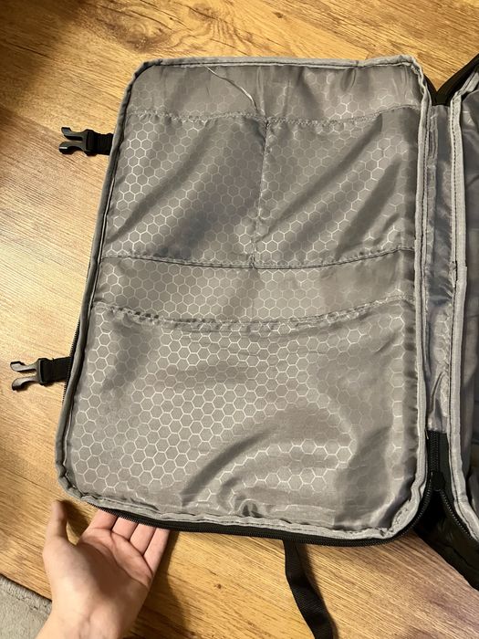 Черный рюкзак.