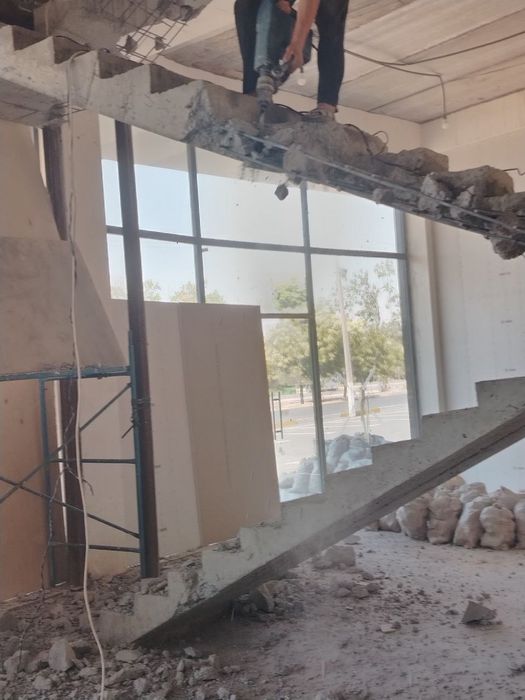 Demantaj ishlarini qilamiz.Beton buzamiz