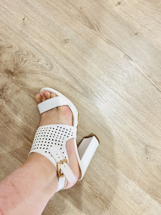 Босоножки белые, размер 36