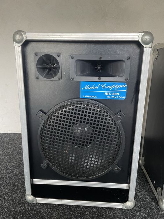 Vand boxe pe trei căi