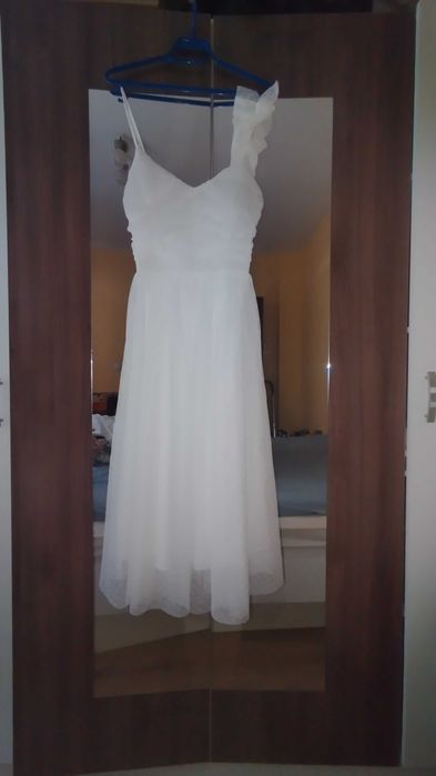 Елегантна бяла рокля – ефирна и прозрачна, обличана веднъж