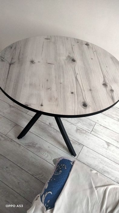 Круглый кухонный стол.