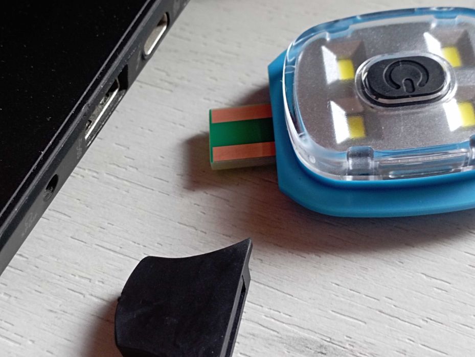 Топла зимна шапка с LED осветление  - топлина и светлина в едно!