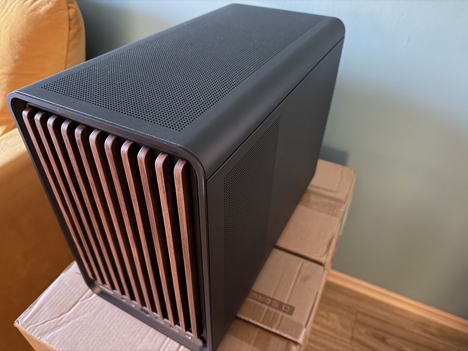 Carcasa PC Jonsbo D33 Wood MicroATX — NOUĂ, nemontată, cu cutie
