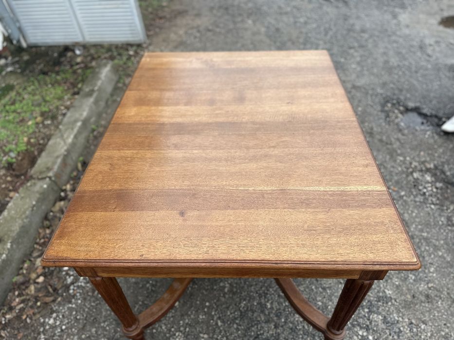 Трапезна маса от масивно дърво