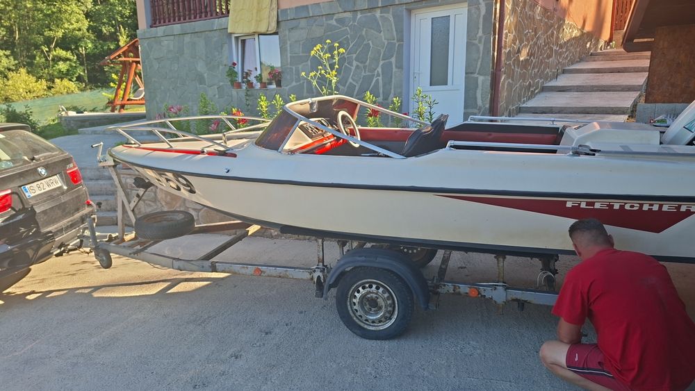 Barcă cu motor de 25 de cai si peridoc