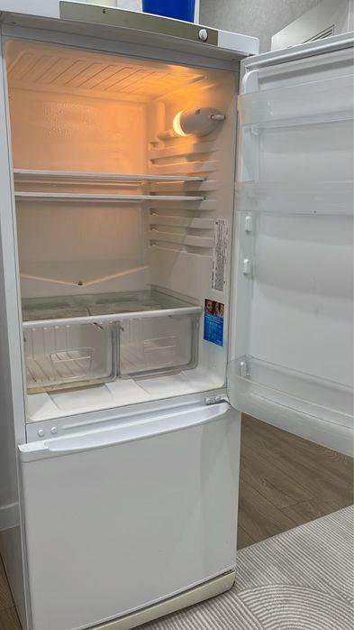 Холодильник Indesit.