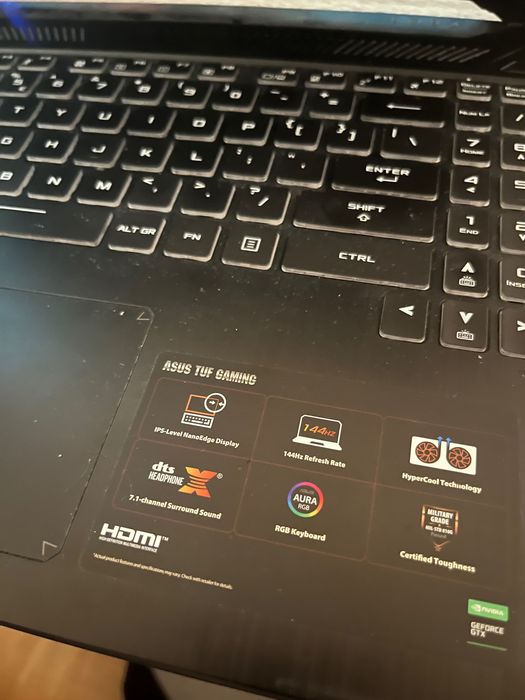 Vand laptop gaming merge perfect fără probleme