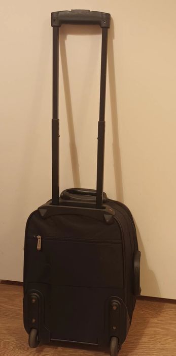 Продавам малък куфар за пътувания.