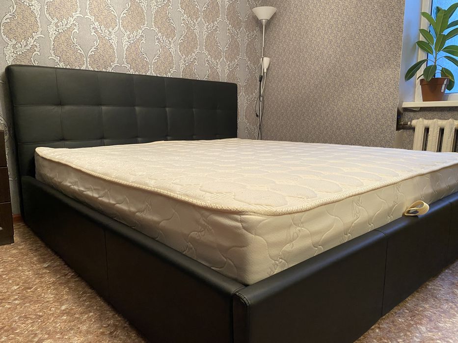 Кровать двухспальная (коженная)