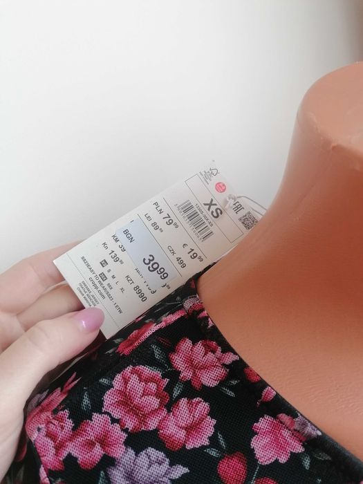 Красива рокля с рози