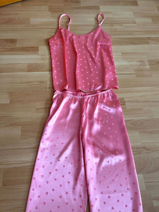 Set pijama de satin cu inimoare roz