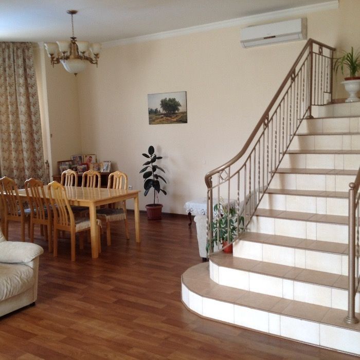 Продам 3 этаж. дом общ. пл. 350 кв. м., 6комн., участок 11 соток