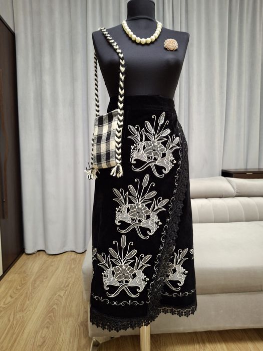 Unicat! Fuste brodate cu fir de matase