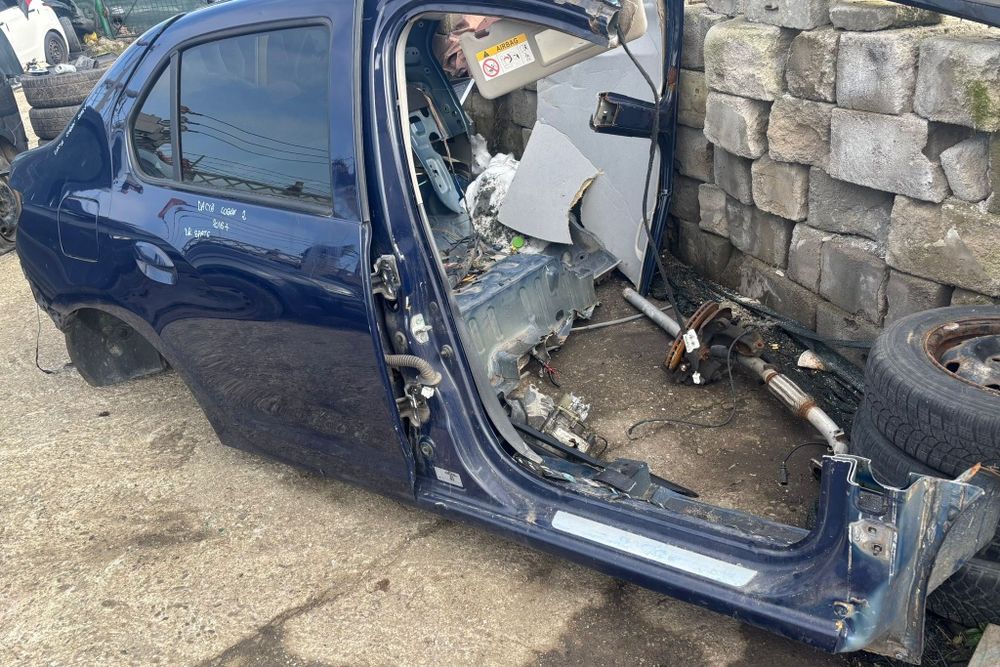 Vând aripa,ușa,prag și stalp dreapta spate pt Dacia Logan 2013+