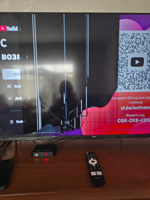 Телевизор с треснутым экраном