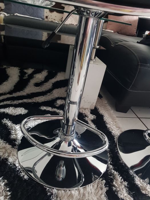 Четири броя стол за бар в столовете трябва да се сменят само кожата