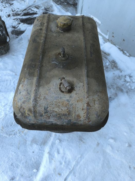 Продам бензобак за 5000