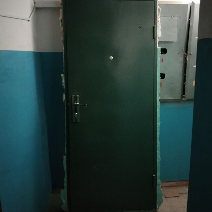 Входной дверь цвет серый б/у