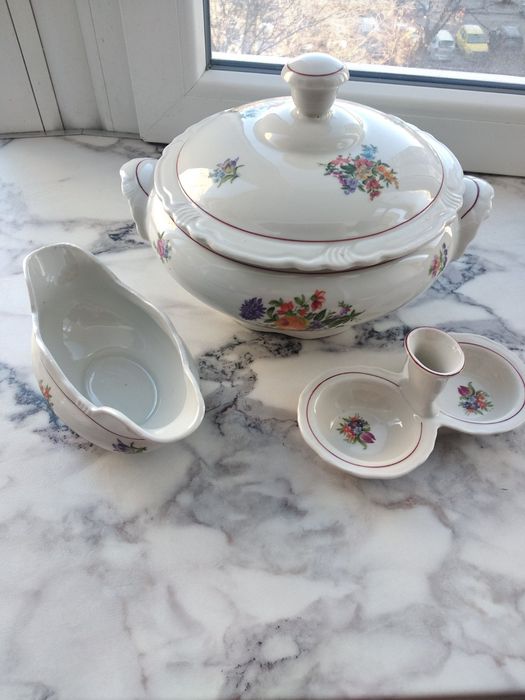 Красив супник и сосиера