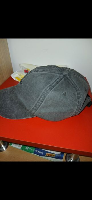 Șapcă Hugo Boss,unisex,reglabilă la mărime,am lăsta nr de telefon m ai jos dar apliactia îl blurează,accept mesaj