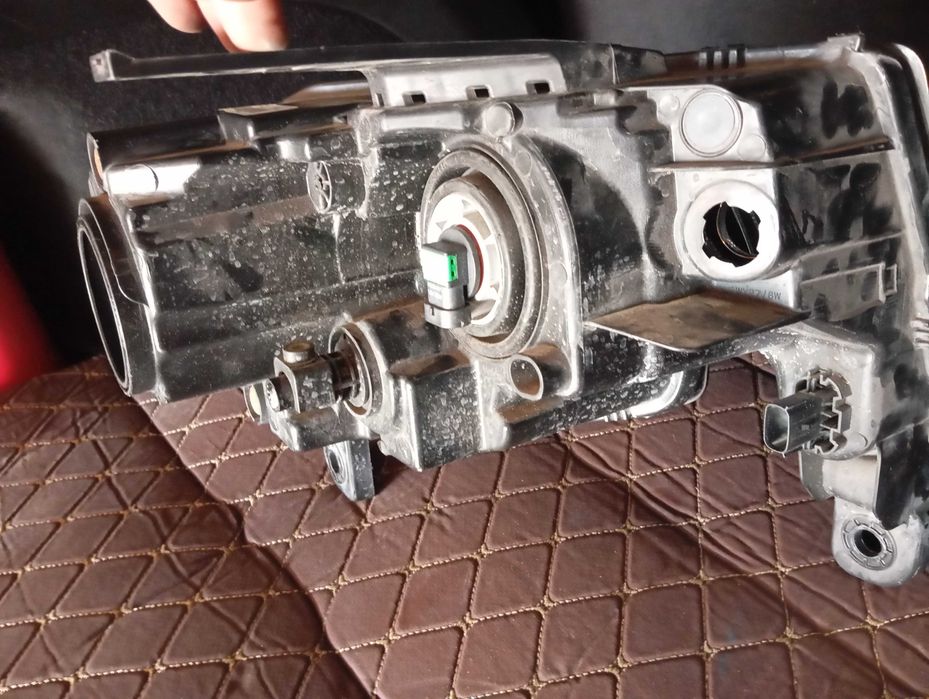 Продавам ляв фар за Гранд чероки