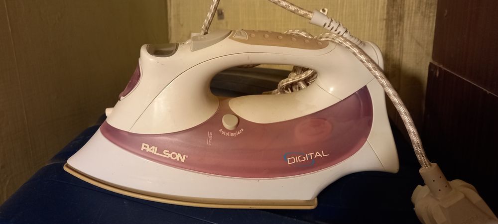 Утюг электрический.
