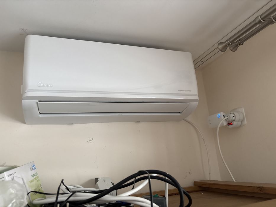Продавам климатик Midea 9000 BTU – почти неизползван, перфектно състояние!