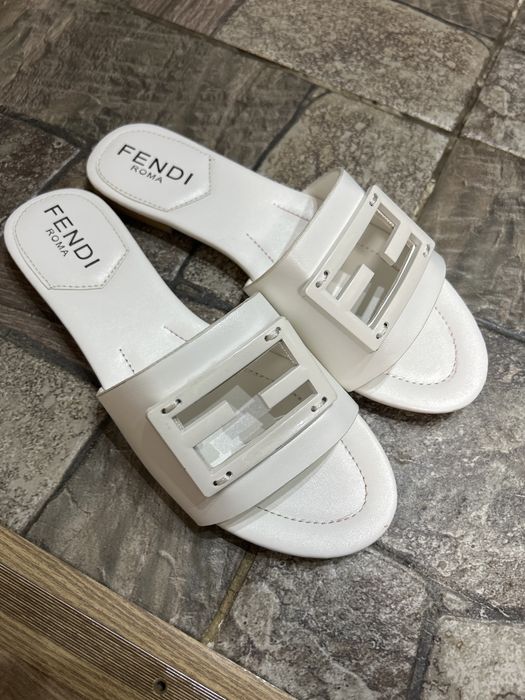 Шлепанцы,белого цвета