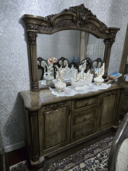 Срочно продам гостиный пенал и комод в комплекте.