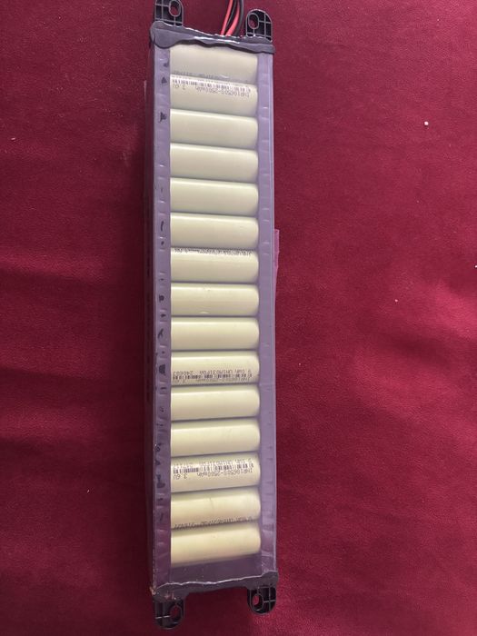 Vând baterie Lithium-Ion 36V 7.4Ah, cu o capacitate declarată de aproximativ 266Wh.